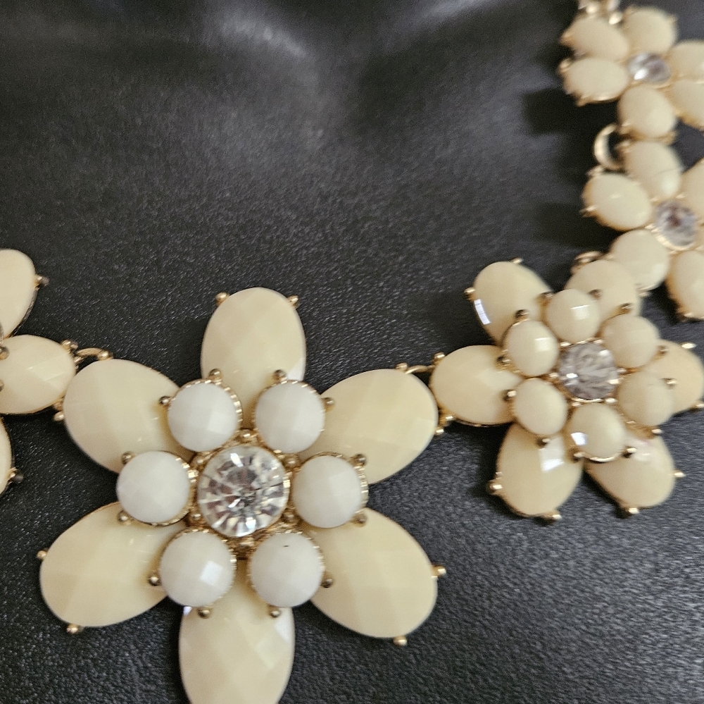 Charming Charlie Cabochon Flower Necklace Beautiful - Picture 3 of 6